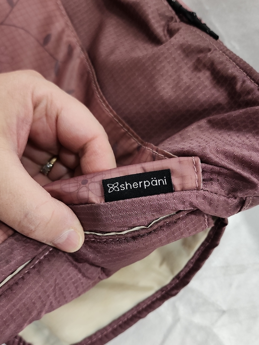 Sherpani Jagle (Jag Le or Jagle) Adjustable Nylon Crossbody Purse. RFID. Mauve. - Picture 4 of 14